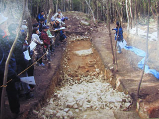 発掘調査の様子を写した写真 発掘調査の様子を写した写真