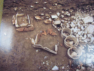 発掘調査で出土した埴輪を写した写真 発掘調査で出土した埴輪を写した写真