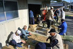 縄を綯い注連縄の準備 縄を綯い注連縄の準備