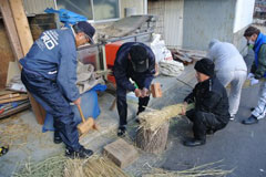 藁を打って繊維をほぐす 藁を打って繊維をほぐす