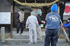 注連縄を拝殿に設置 注連縄を拝殿に設置