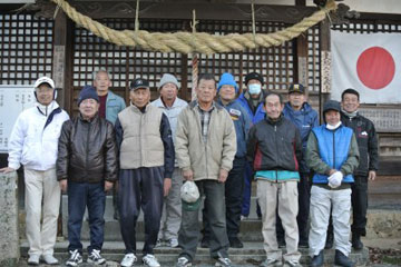 新しくなった注連縄の前で記念撮影 新しくなった注連縄の前で記念撮影