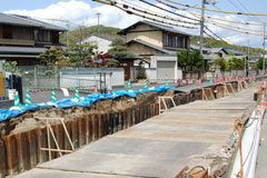 北岸の道を削って矢板を打っていきます。 北岸の道を削って矢板を打っていきます。