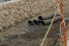 川底も石がなくなり以前よりは綺麗に・・・・。 川底も石がなくなり以前よりは綺麗に・・・・。