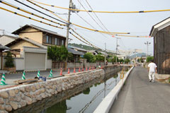 残るは、路肩と道路整備工事です。 残るは、路肩と道路整備工事です。