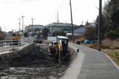 重機で支障物を撤去 重機で支障物を撤去