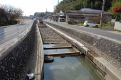 軟弱地盤のため、川底に切梁が 軟弱地盤のため、川底に切梁が