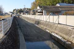 川を埋め立て作業路を確保 川を埋め立て作業路を確保