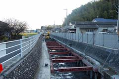 切梁を入れて更に掘ります 切梁を入れて更に掘ります