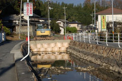 川をせき止め重機を入れます 川をせき止め重機を入れます