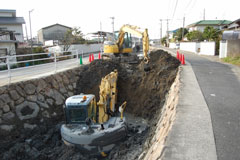 重機を川の中に入れて 重機を川の中に入れて