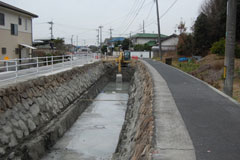 底を均してL型ブロックを敷き 底を均してL型ブロックを敷き