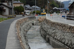 底に鉄筋を入れていきます 底に鉄筋を入れていきます