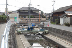 移動させてセメントを注入していきます 移動させてセメントを注入していきます