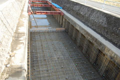 3方コンクリートになっています。 3方コンクリートになっています。