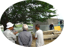 町内会役員(芸術家?)が検討中 町内会役員(芸術家?)が検討中