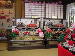 床の間と座敷いっぱいのお雛様 床の間と座敷いっぱいのお雛様