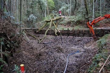 重機で池の底をさらう 重機で池の底をさらう