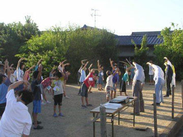 おじいちゃんたちの指導でイチ、ニ、サン! おじいちゃんたちの指導でイチ、ニ、サン!