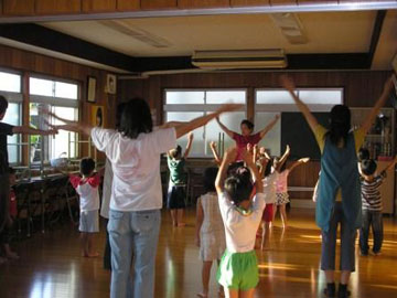 ちびっこたちは屋内でイチ、ン、サン! ちびっこたちは屋内でイチ、ン、サン!