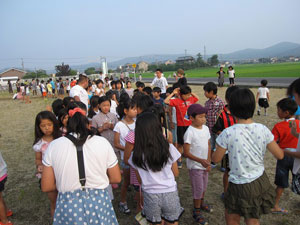 ラジオ体操出席カードにスタンプなどを押してもらうために並んだ参加者 ラジオ体操出席カードにスタンプなどを押してもらうために並んだ参加者