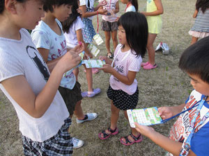 ラジオ体操出席カードにスタンプやシールを貼ってもらう小学生 ラジオ体操出席カードにスタンプやシールを貼ってもらう小学生