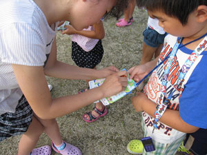 スタンプを押してもらう小学生 スタンプを押してもらう小学生