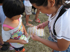 シールを選び貼ってもらう小学生 シールを選び貼ってもらう小学生