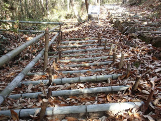 急坂には竹の階段・右が詩の小径 急坂には竹の階段・右が詩の小径