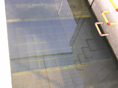 吐口全面にはめ込まれた転落防止の鉄格子 吐口全面にはめ込まれた転落防止の鉄格子