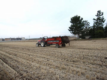 堆肥の散布作業 堆肥の散布作業