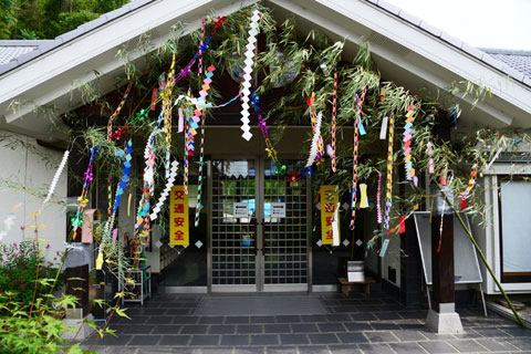 玄関をアーチ状に飾られた七夕飾り 玄関をアーチ状に飾られた七夕飾り