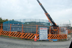 重機で骨組みを組み上げ中。 重機で骨組みを組み上げ中。