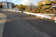 掘り返された道路も 掘り返された道路も