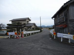 民家の間を南方向(R2号線)に堤防が続いていた 民家の間を南方向(R2号線)に堤防が続いていた