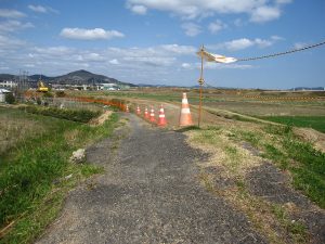 旧堤防南端で堤防道路と西側の道路が交差する 旧堤防南端で堤防道路と西側の道路が交差する