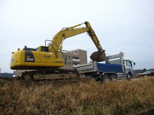 パワーショベルで旧堤防を掘り下げる パワーショベルで旧堤防を掘り下げる