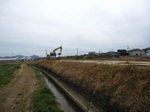 旧堤防の北から南方向に向かって削り取る 旧堤防の北から南方向に向かって削り取る