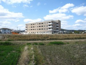 南東側から西方向を望む(写真中央は富山荘) 南東側から西方向を望む(写真中央は富山荘)