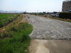 削った後にバラスなどを入れる(北側から南方向を望む) 削った後にバラスなどを入れる(北側から南方向を望む)