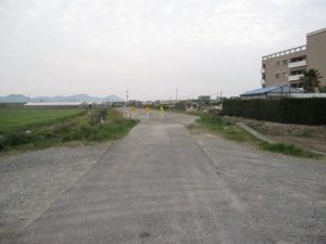 北側から南方向を望む(右手の建物は富山荘) 北側から南方向を望む(右手の建物は富山荘)