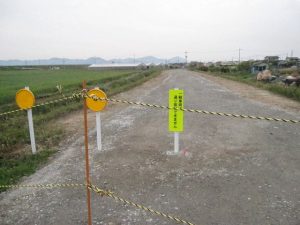 北側から南方向を望む「一般車両は通り抜けできません」の表示と反射板 北側から南方向を望む「一般車両は通り抜けできません」の表示と反射板